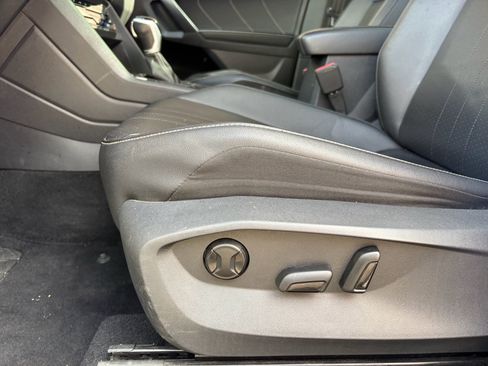 Used 2022 Volkswagen Tiguan SE w/ Panoramic Sunroof Package FWD image 13