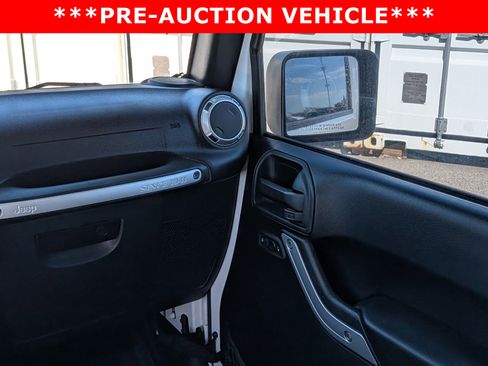 Used 2017 Jeep Wrangler Unlimited Rubicon w/ Connectivity Group image 17