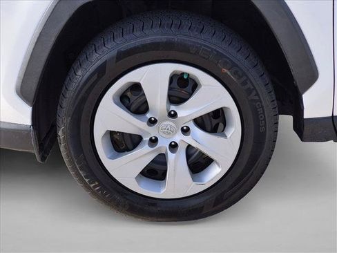 Used 2020 Toyota RAV4 LE FWD image 20
