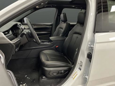 New 2025 Jeep Grand Cherokee Limited w/ Black Appearance Package image 4