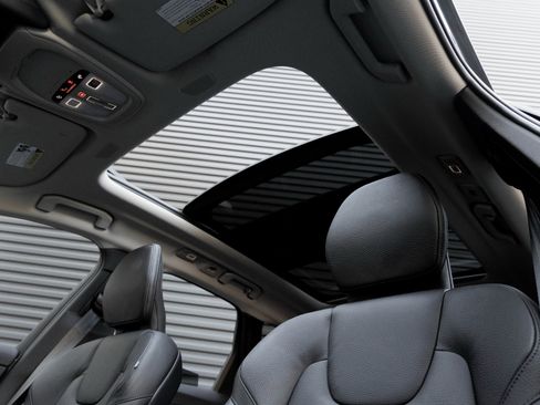 Used 2024 Volvo XC60 T8 Plus w/ Climate Package image 15