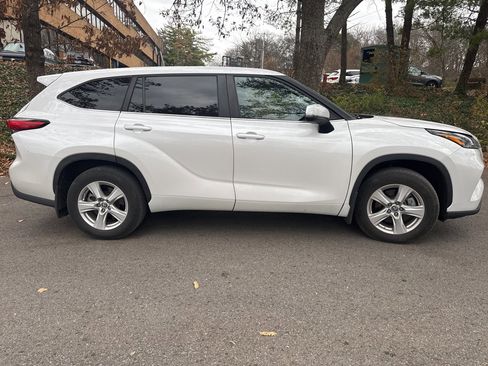 Used 2023 Toyota Highlander LE image 4