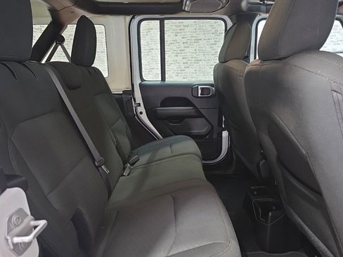 Used 2019 Jeep Wrangler Unlimited Sahara image 14