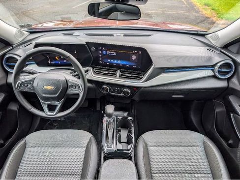 Used 2025 Chevrolet Trax LT w/ LT Convenience Package FWD image 6
