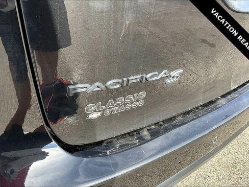 Used 2022 Chrysler Pacifica Limited w/ Uconnect Theater Family Group image 22