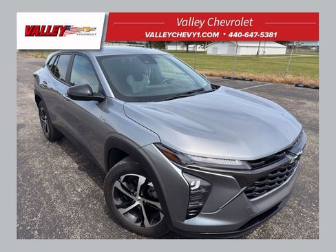 Used 2024 Chevrolet Trax RS FWD image 1