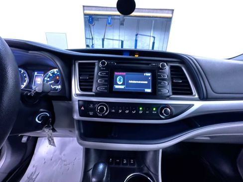 Used 2018 Toyota Highlander LE image 23