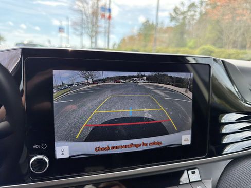 Used 2025 Toyota Camry SE image 29