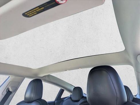 Used 2022 Tesla Model 3 Performance image 16