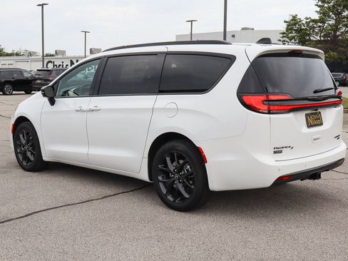 New 2026 Chrysler Pacifica Limited w/ S Appearance Package image 8