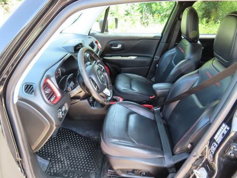 Used 2017 Jeep Renegade Trailhawk w/ Premium Trailhawk Package AWD/4WD image 23