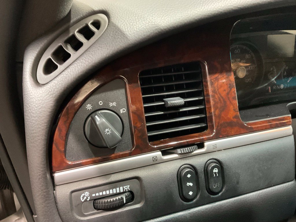 Used 2008 Lincoln Town Car Signature Limited RWD image 8
