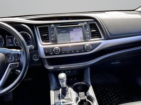 Used 2019 Toyota Highlander SE AWD/4WD image 9