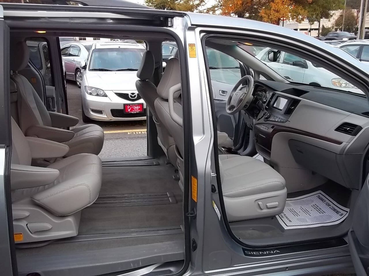 Used 2013 Toyota Sienna XLE FWD image 5