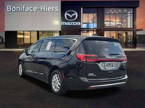 Used 2024 Chrysler Pacifica Touring-L FWD image 3
