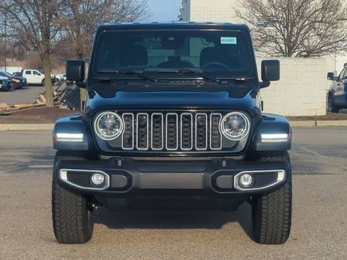 Used 2025 Jeep Wrangler Sahara image 8