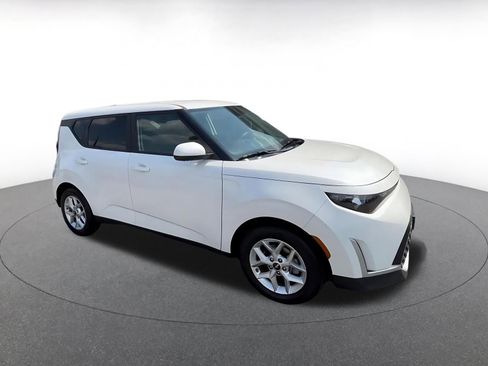 Used 2025 Kia Soul LX w/ LX Technology Package FWD image 2
