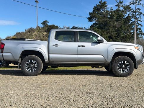 Used 2018 Toyota Tacoma SR w/ SR Convenience Package image 3