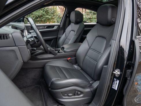 Used 2025 Porsche Cayenne E-Hybrid Coupe image 5