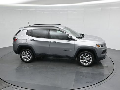 Used 2023 Jeep Compass Latitude image 40