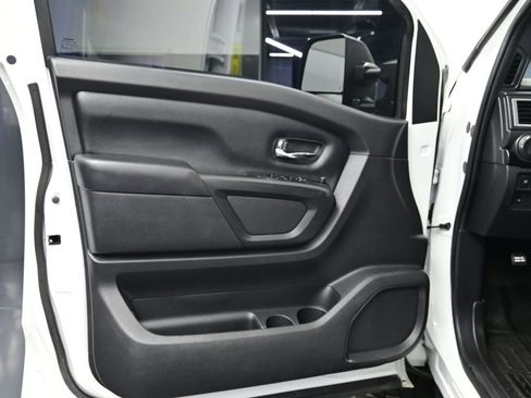 Used 2019 Nissan Titan SV w/ SV Convenience Package image 13