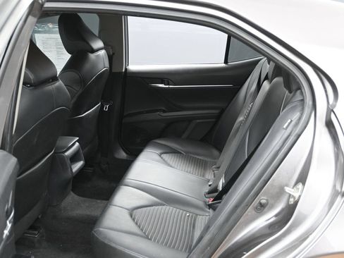 Used 2020 Toyota Camry SE FWD image 19
