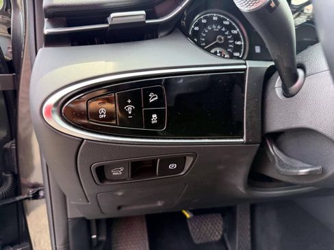 Certified 2025 Genesis GV70 2.5T AWD/4WD image 18