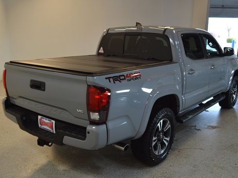 Used 2019 Toyota Tacoma TRD Sport image 3