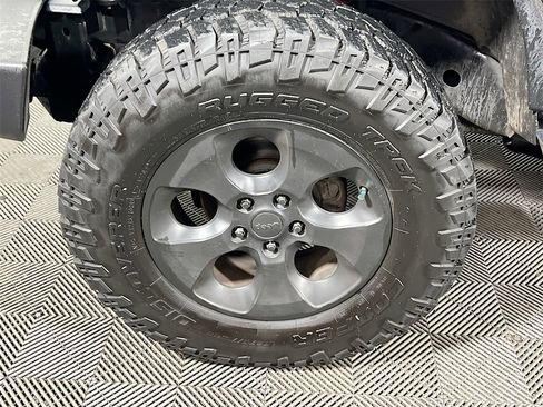 Used 2018 Jeep Wrangler Unlimited Sahara w/ Connectivity Group image 27