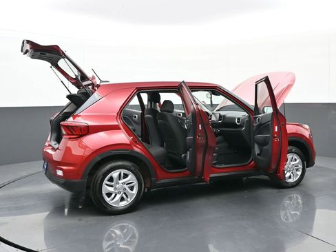 Certified 2025 Hyundai Venue SE image 40