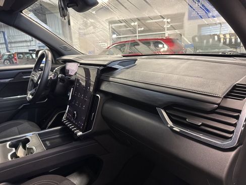 Used 2025 GMC Acadia Elevation image 35