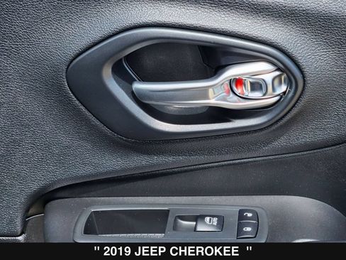 Used 2019 Jeep Cherokee Latitude Plus w/ Comfort/Convenience Group FWD image 31