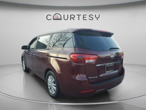 Used 2017 Kia Sedona LX w/ LX Essentials Premium Package image 2