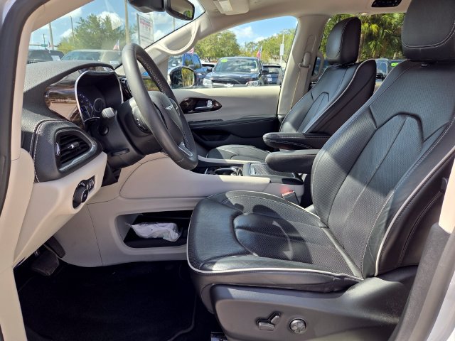 Used 2023 Chrysler Pacifica Limited FWD image 14