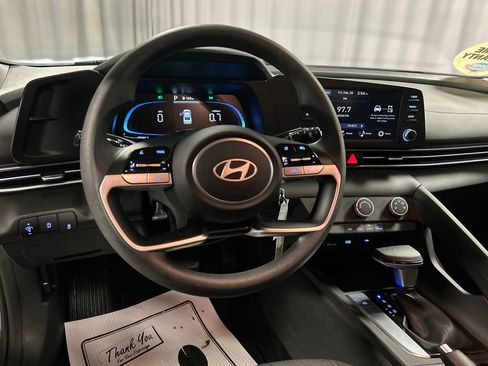 Used 2025 Hyundai Elantra SE image 13