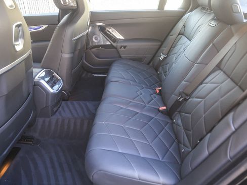 Used 2025 BMW i7 xDrive60 w/ Premium Package image 15