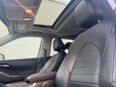 Used 2023 Toyota Highlander XLE image 10