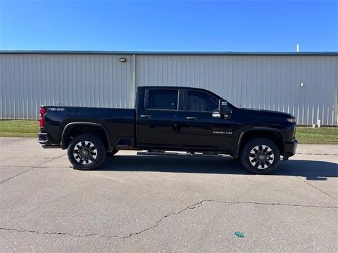 Used 2021 Chevrolet Silverado 2500 Custom w/ Custom Value Package image 2