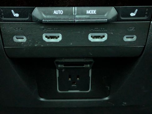 Used 2024 GMC Yukon Denali w/ Advanced Technology Package image 16