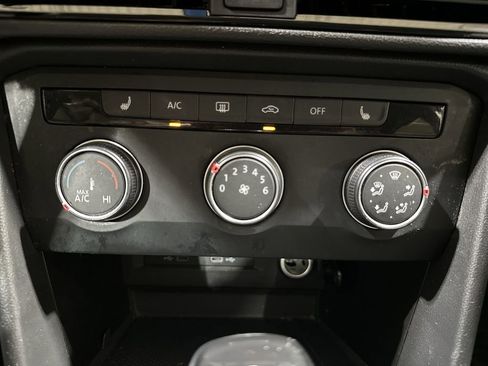 Used 2022 Volkswagen Taos SE image 16