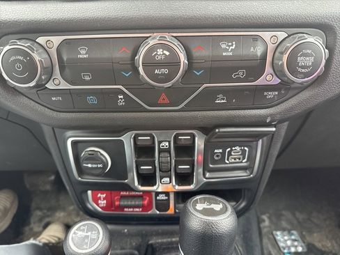 Used 2024 Jeep Wrangler Unlimited image 17