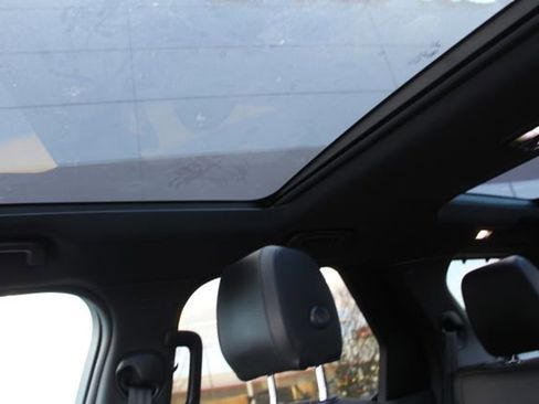 Used 2019 Land Rover Discovery SE image 21