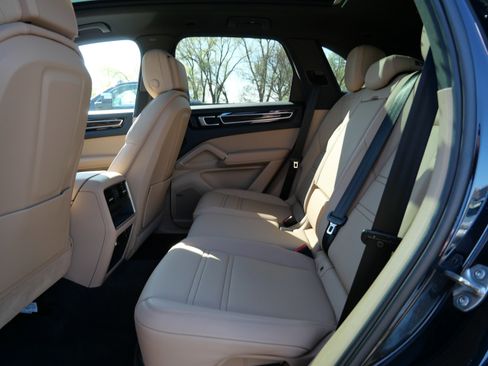 Used 2023 Porsche Cayenne AWD/4WD image 15
