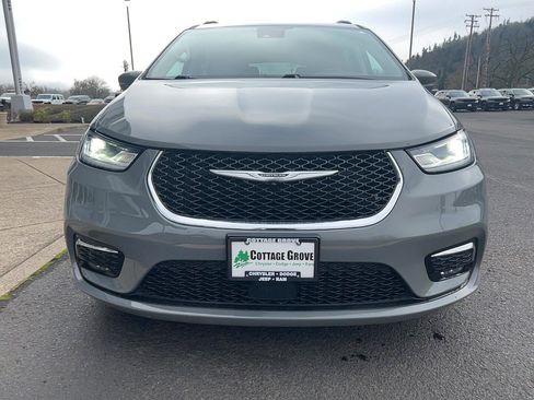 Used 2022 Chrysler Pacifica Touring-L image 5