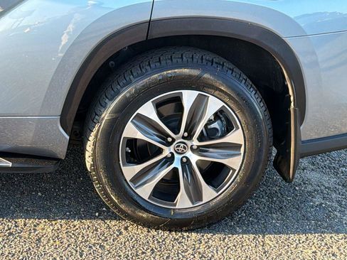 Used 2021 Toyota Highlander XLE AWD/4WD image 9