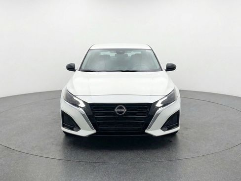 Used 2025 Nissan Altima 2.5 SV FWD image 2