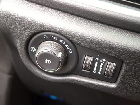 Used 2025 Chrysler Pacifica Limited FWD image 27