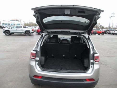 Used 2019 Jeep Compass Latitude FWD image 7