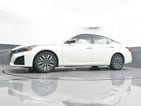 Used 2025 Nissan Altima 2.5 SV FWD image 48