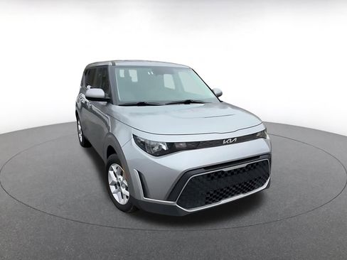 Used 2025 Kia Soul LX w/ LX Technology Package image 3